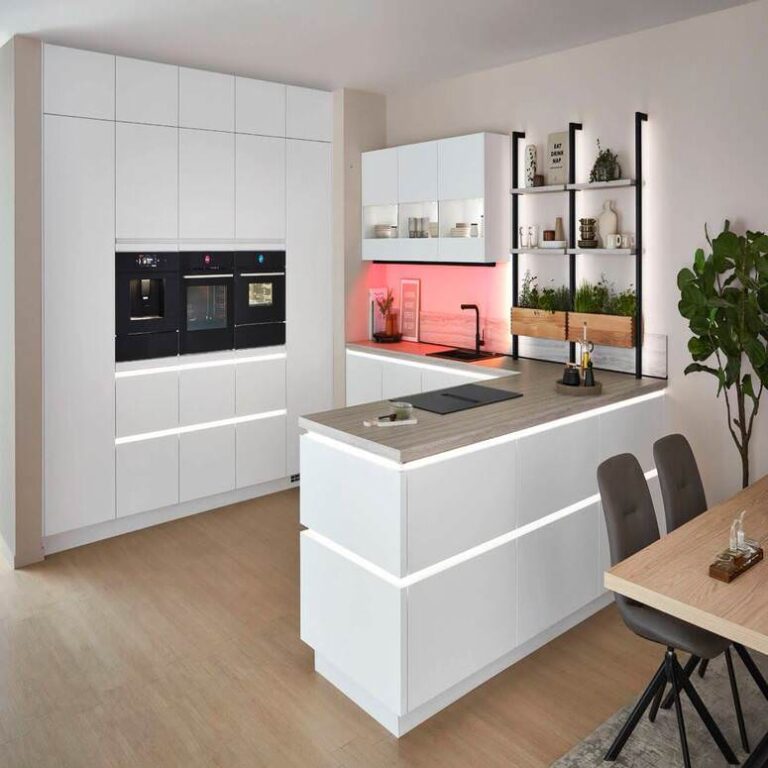 Weiße Küche mit beleuchteter Insel Moderne grifflose Küche in Weiß mit beleuchteter Kochinsel und Kräuterregal – Küche kaufen Kassel