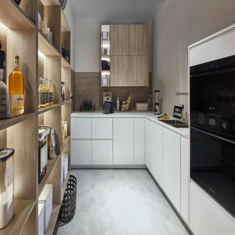 Moderne weiße Küche Moderne weiße Küche mit Hochschränken, Holzregal und schwarzen Einbaugeräten – Küche kaufen Kassel