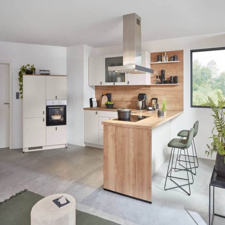 Offene Küche mit Holztheke – Küche kaufen Kassel Offene Küche mit Theke aus Holz, Barhockern und Insel-Dunstabzugshaube